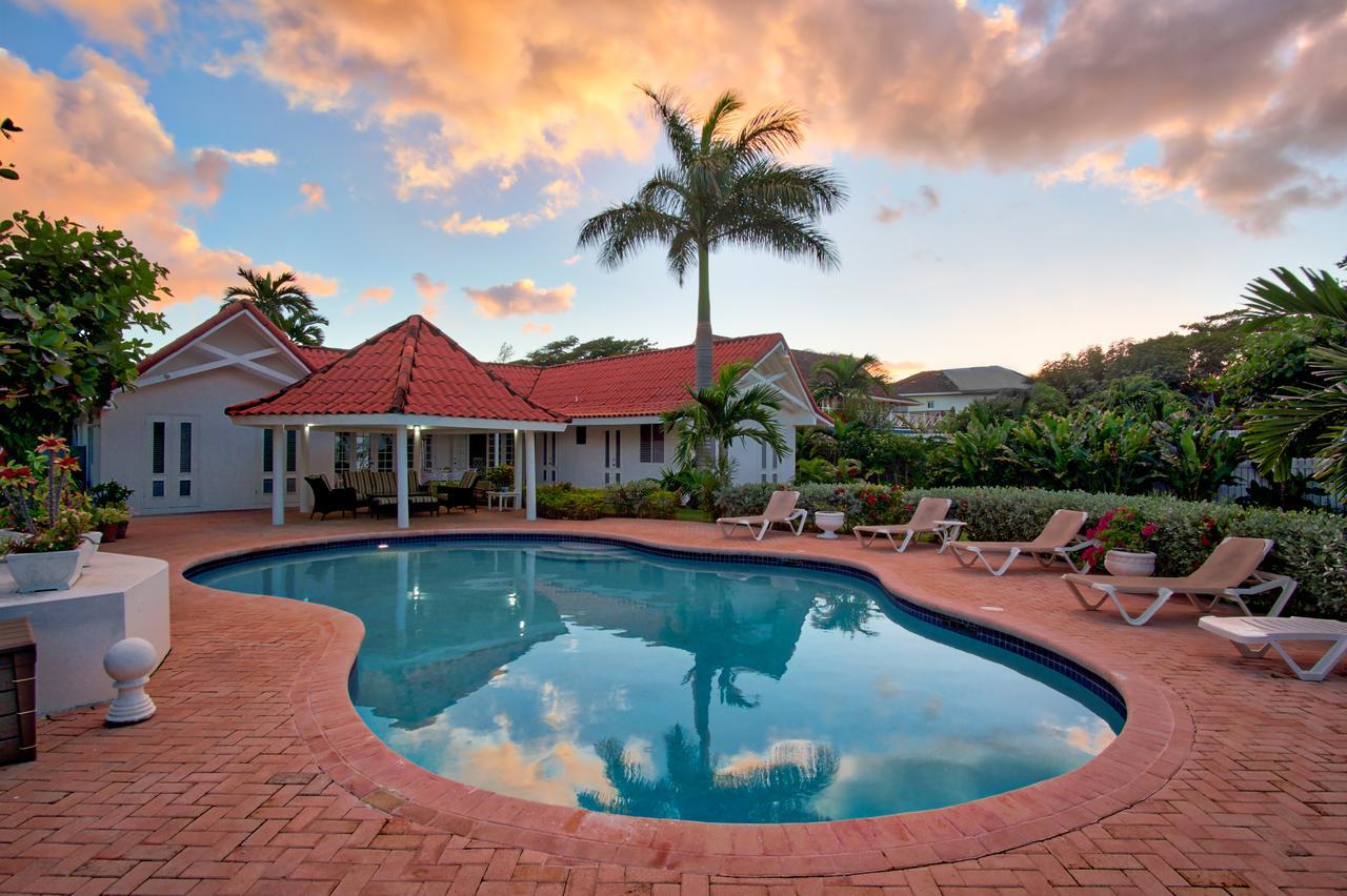 Sunspot Villa Runaway Bay Exterior photo