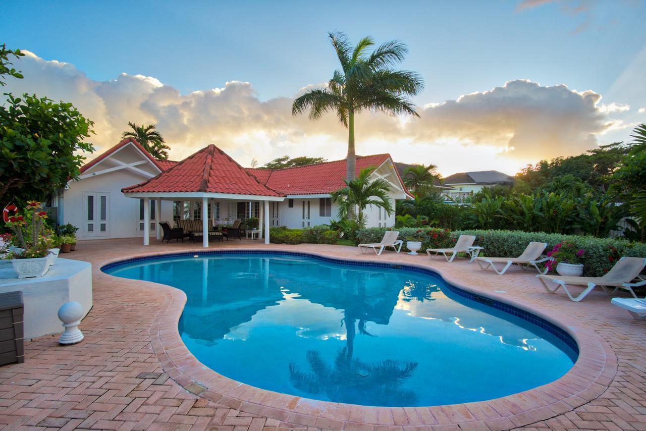 Sunspot Villa Runaway Bay Exterior photo